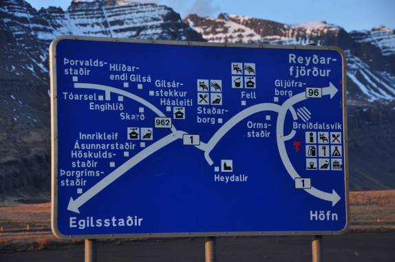 Placa informativa na estrada no sudeste da Islândia, pouco antes de Breidalsvík